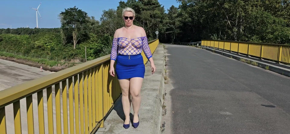 UserBitch1: Showing off My Boobs on the Bridge