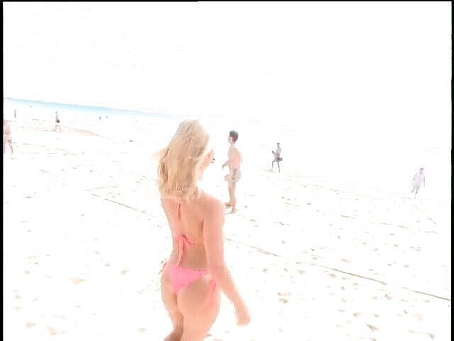 Lucky Cooch: Блондинка-красотка обожает открывать новые места