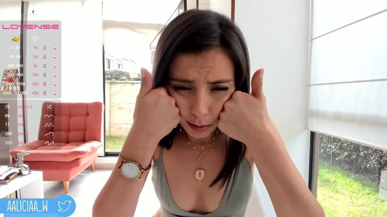 Cute Alice: Model Colombia seksi dengan tubuh pancutan mani cuba menarik perhatian...