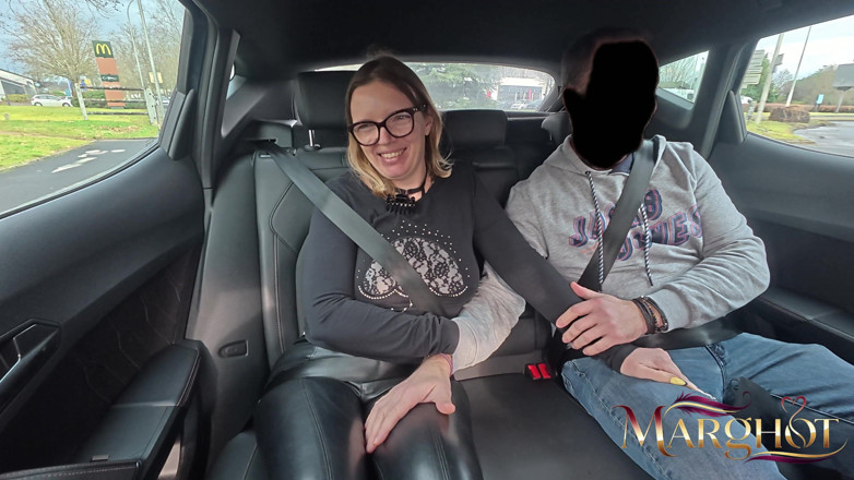 Sexymarghot: Cuckold-man, hij rijdt terwijl zijn geliefde me van achteren pakt