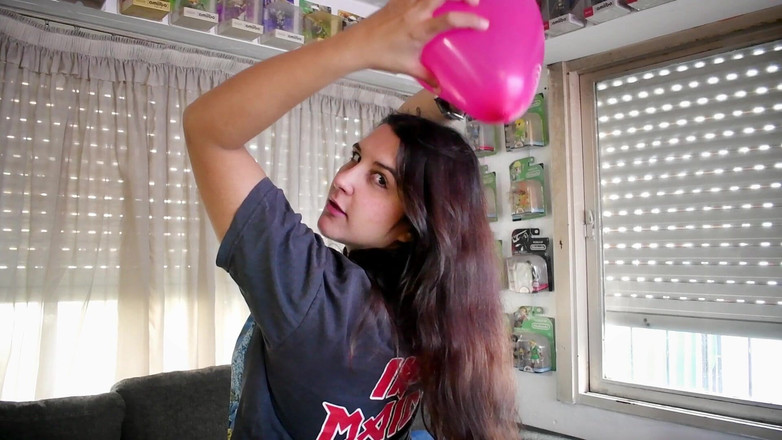 Bunny Looner: Chica de metal hace estallar todos los globos antes de...