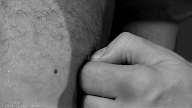 Young Bastards: Готовый на себя паренек-гей принимает вонючий член