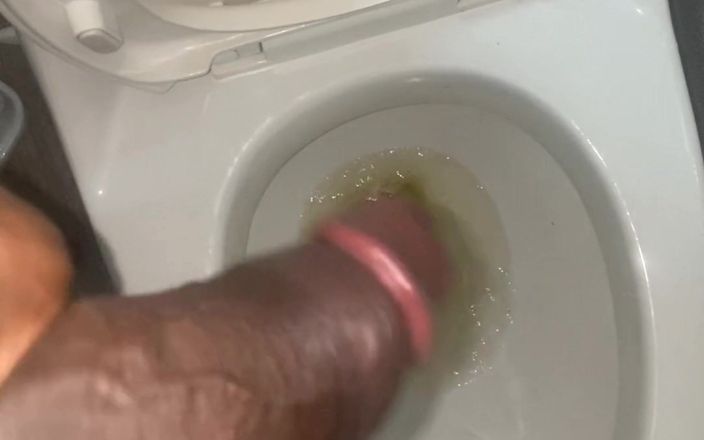 Big black cock BBCee: Yêu cầu người hâm mộ đi tiểu trong nhà vệ sinh