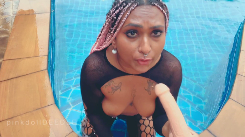 Desibhabhisimi: Dildo deepthroat in piscina