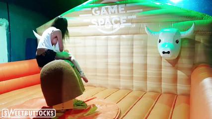 Sweet Buttocks: Gorąca brunetka z dużymi piersiami Saddled Bull w Wesołym Miasteczku
