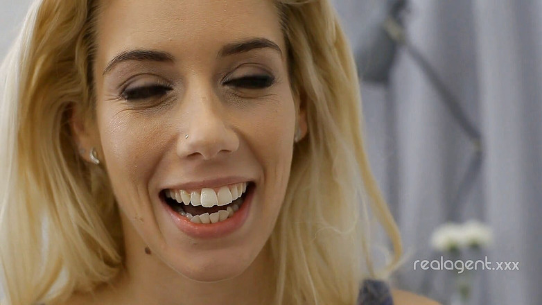 Real Agent: Sexiga tonårs lesbiska slickar varandras fittor för stor orgasm