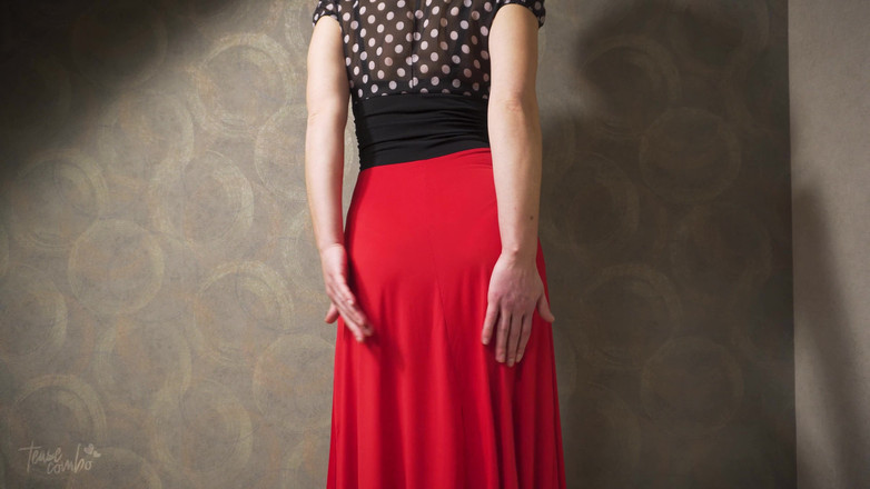 Teasecombo 4K: MILF panas dalam pakaian ketat mengusik garis seluar dalam yang...