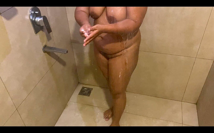 Mallu Avihitham: Une mallu du Kerala passe un bain sexy avec un...