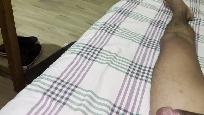 LonlyBoy: Aku lagi asik masturbasi pakai minyak kelapa sampai dicrot sperma...