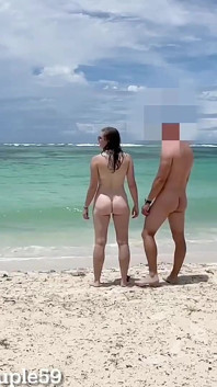 Manželka šuká náhodného fit chlapa na nudistické pláži, zatímco manžílek nahrává, děvka manželka šuká na nudistické pláži cizinec