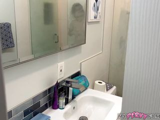 My Pervy Family: 赤毛のStepsisに浴室で荒いファックと中出しを与える-ナラ・ブルックス