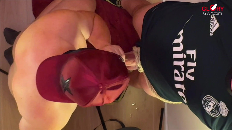 GLORYHOLEGAYS: 魏の包皮吸血鬼はXXLモンスターを40分間のメガエラプションに吸い込む