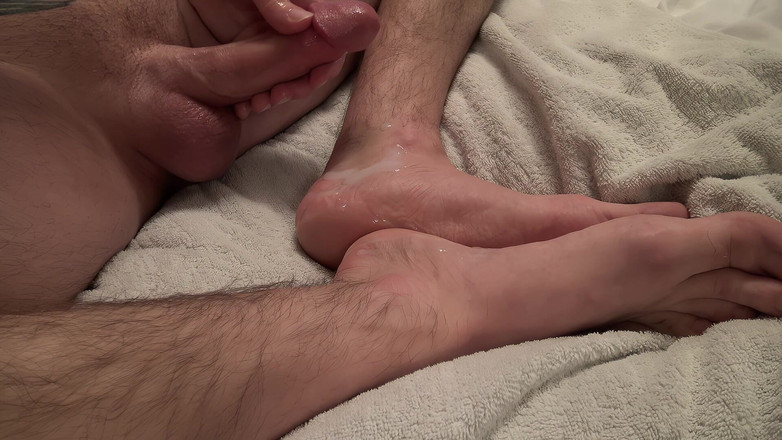 NakedFoxx: 부드러운 발 클로즈업에 두꺼운 밧줄을 터뜨리는 스트레이트 남자