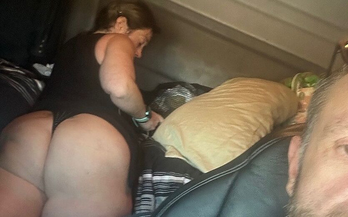 Krash_n_Babi: Żona daje mężowi głowę.