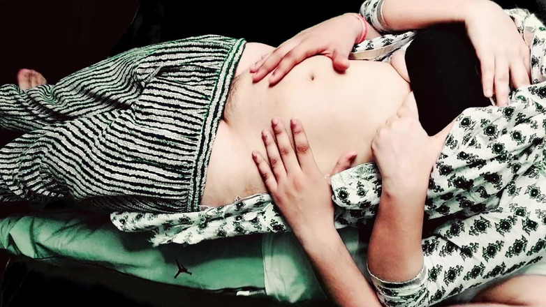 Vicky Thakur: Adik tiri digoda dan mulai masturbasi setelah bertemu saudara tirinya