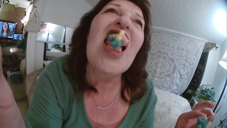 dawnskye1962: 대박 자지를 가진 작은 남자를 먹는 597 Giantess