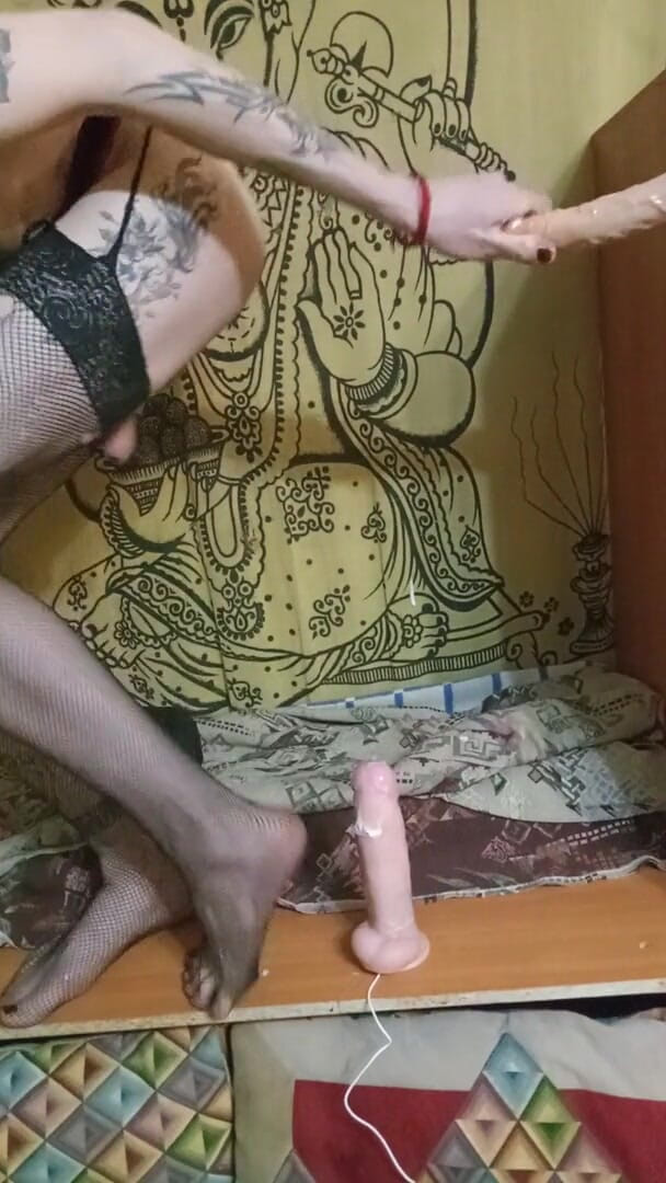 Rainbowdracat: Ingrid use a pair of big cocks in a slut...