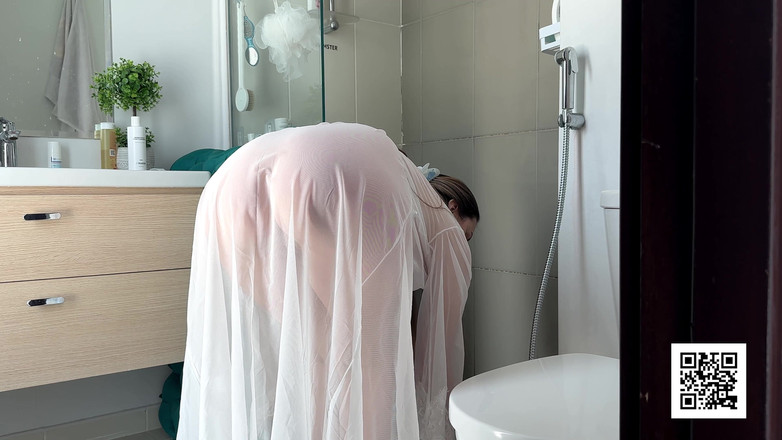 Alina Rai: 继母穿着她的纯洁礼服打扫浴室。慢慢