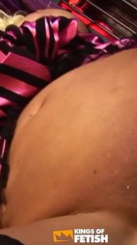 Blonde meesteres en haar babes worden in strakke gaatjes hard geneukt door een gemaskerde man met een enorme lul