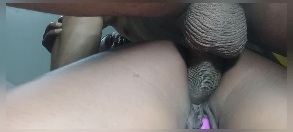 The plumber who fucks MILFs: Vdaná podvádí v análu se sousedkou tlustou 23 cm