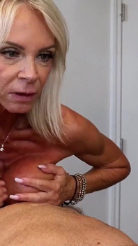 Grande peituda gilf Summer Angel está fresca de um divórcio 