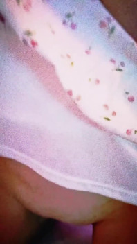 Klik voor Gif Kat-licious sexy dans in denim tank top & witte korte rok- strippend naar beneden