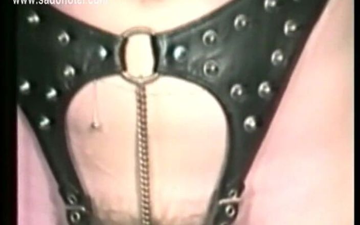 Dark room of slave seks: Sesso schiavo 040.