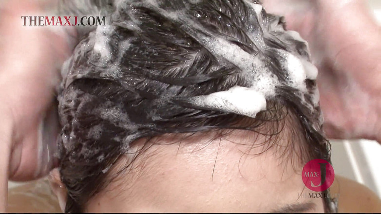 Asian happy ending: Ragazza asiatica carina succhia il suo cazzo in bagno