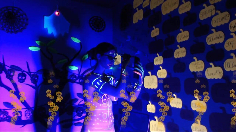 Lacey Bloom: Pertunjukan live black light body paint 4256