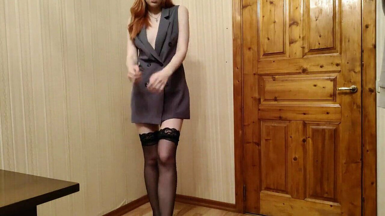 Super Jopka: 脚のミストレスが彼女に彼女のマンコを舐めさせる