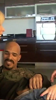 Seksowni przyjaciele pieprzą penisa, który znają w pubie