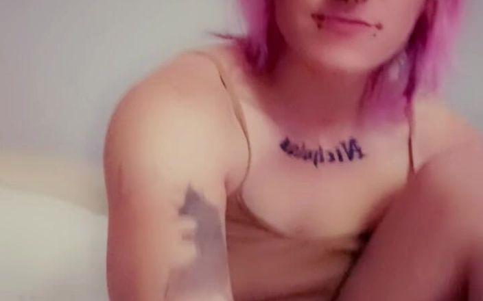 Dahmer girl: Sexy and Pierced