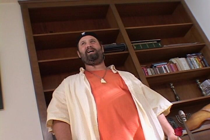 Lovers Of Vintage: 寝取られた夫に彼女のスキルを示す精液を食べる21歳