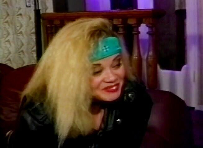 Cock Fest: Blondine masturbiert, damit ihre ebenholz-freundin in einem gangbang gebohrt wird