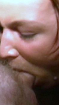 Rijpe brunette milf doorweekt in sperma tijdens gangbang