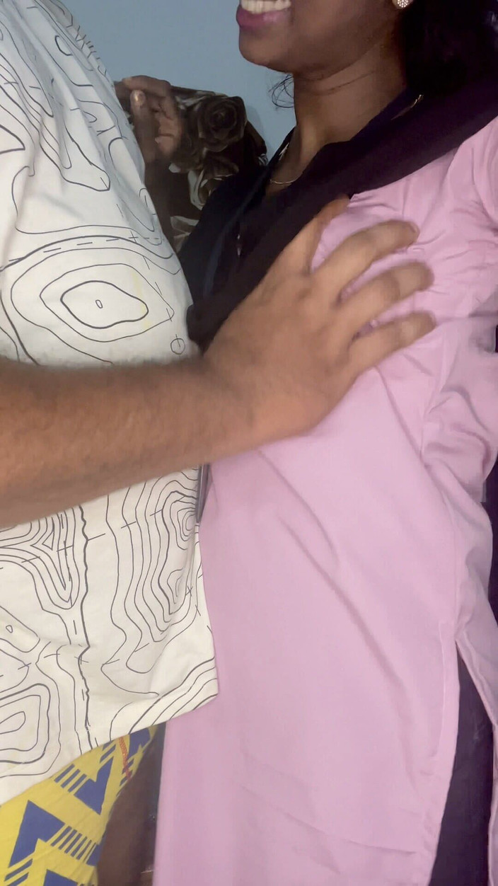 Desi girl riya: Indisch maagdelijk schoolmeisje eerste keer anaal