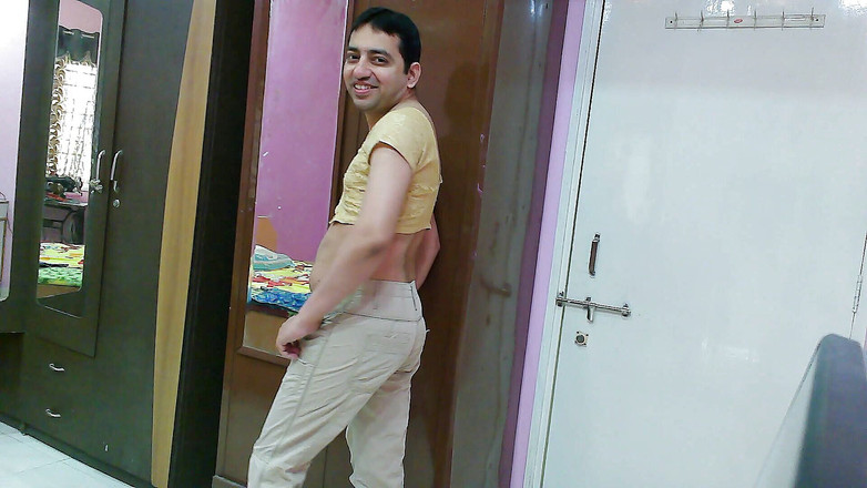 Cute & Nude Crossdresser: प्यारी बहन क्रॉसड्रेसर फेमबॉय स्वीट लॉलीपॉप टॉप और पैंट में।