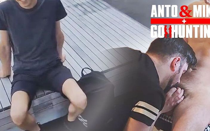 AntoGoesHunting: Lo studente etero twink viene spompinato da me in pausa...
