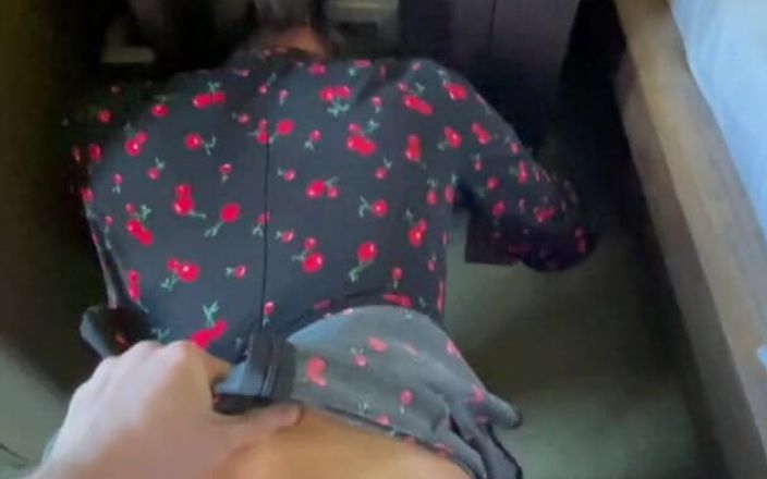 Sweet Buttocks: La femme de ménage s’est coincée dans le placard et...