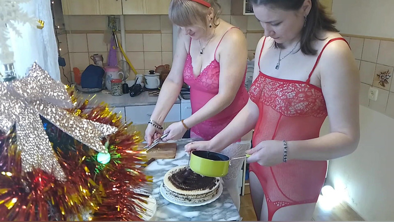 Assol: Robię słodkie śniadanie nago z moją cycatą mamuśką.