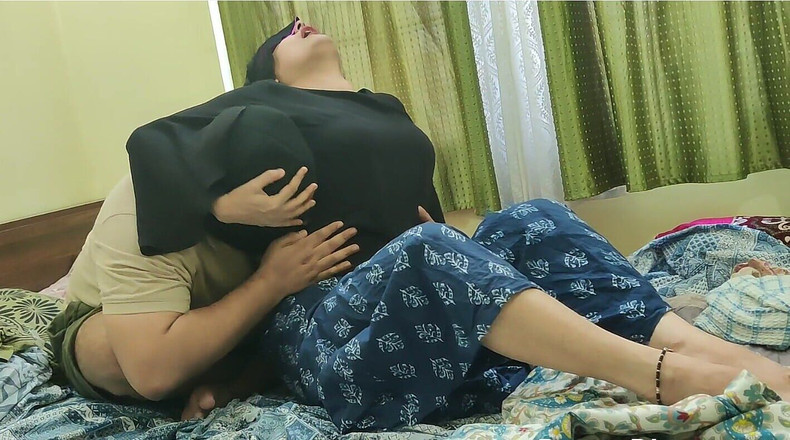 SanaThomas: インドのデジホットマルの女の子が彼に犯されるコンバイン研究のために彼女の友人の家を訪れる - 淫語