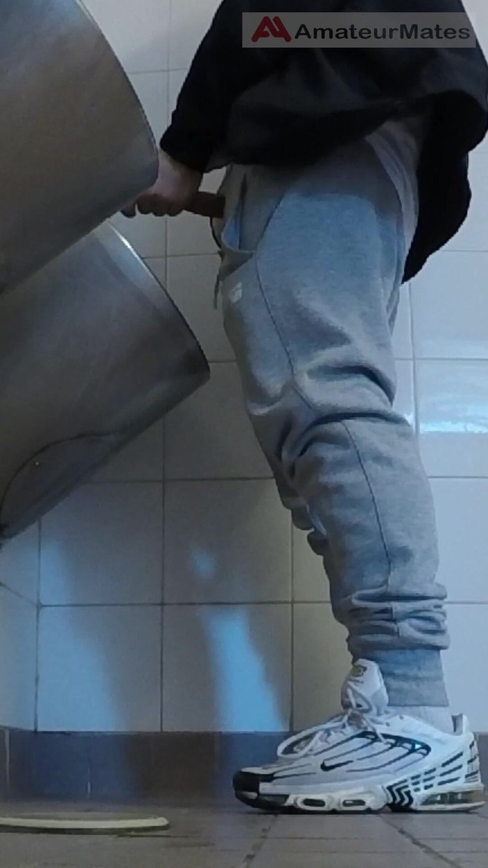 AmateurMates: Amateur-jungs in Turnschuhen Wichsen Und Versuchen Handjob in Der Öffentlichkeit, Toiletten-urinal