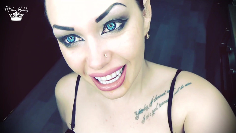 Goddess Misha Goldy: 巨人吃 5 个偷了钥匙的贞操带奴隶！