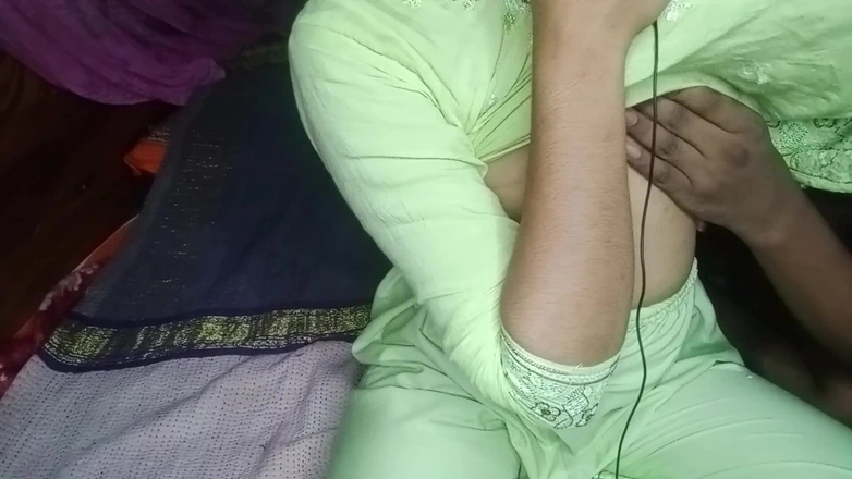 Deshi women: Eerste keer 18-jarige Desi-vriendin voorspel op zijn hondjes seksvideo