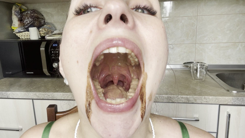 Hottie goddess: Špinavá čokoládová zmrzlina kapající rty a nedbalá ústa