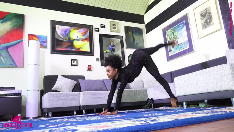 Gymnastic: Блестящий черный комбинезон