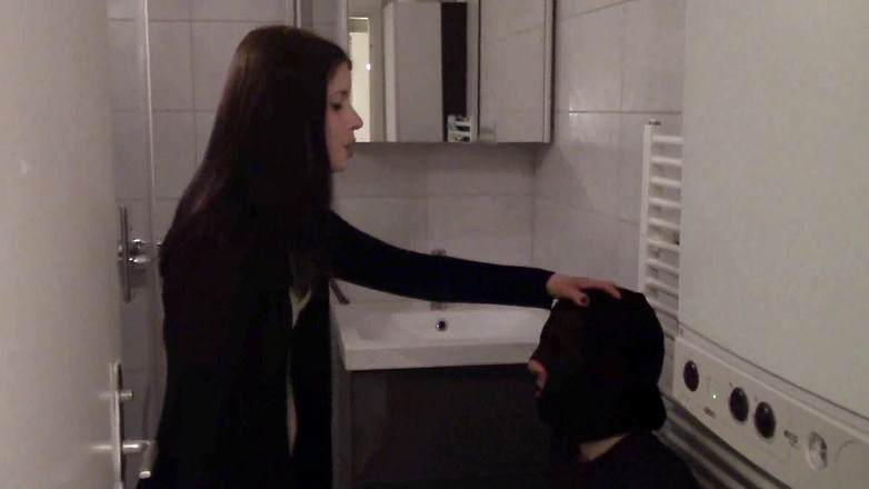 Femdom Austria: Diosa Gloria abofeteando a su esclavo