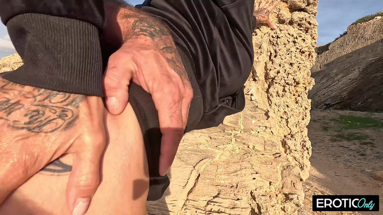 EroticOnlyClips: Tatuada loira milf gosta de sexo selvagem ao ar livre à...