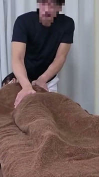 Creampie senza censura - affascinante bellezza con un viso piccolo e una vita perfetta richiede olio extra - 1