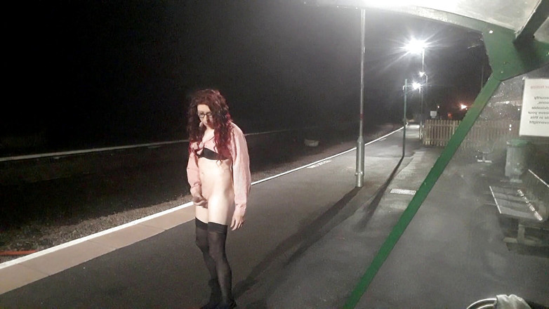 The Midnight Minx: Раздевается на вокзале